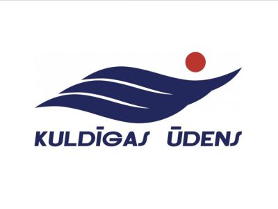 Logotips ar tumši zilu, stilizētu viļņveida formu un sarkanu apli virs tās, zem kura rakstīts "KULDĪGAS ŪDENS".
