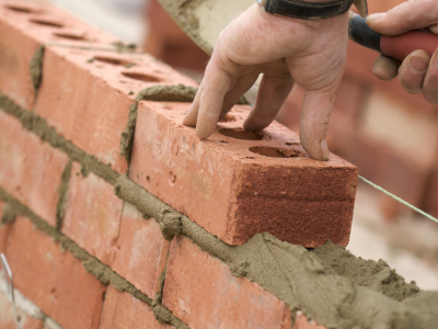 Redzami ķieģeļi un ēkas būvniecības process