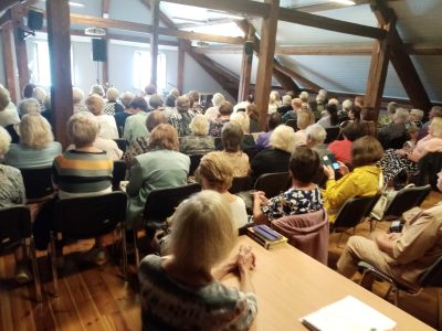 Kuldīgas Seniori sēž krēslos